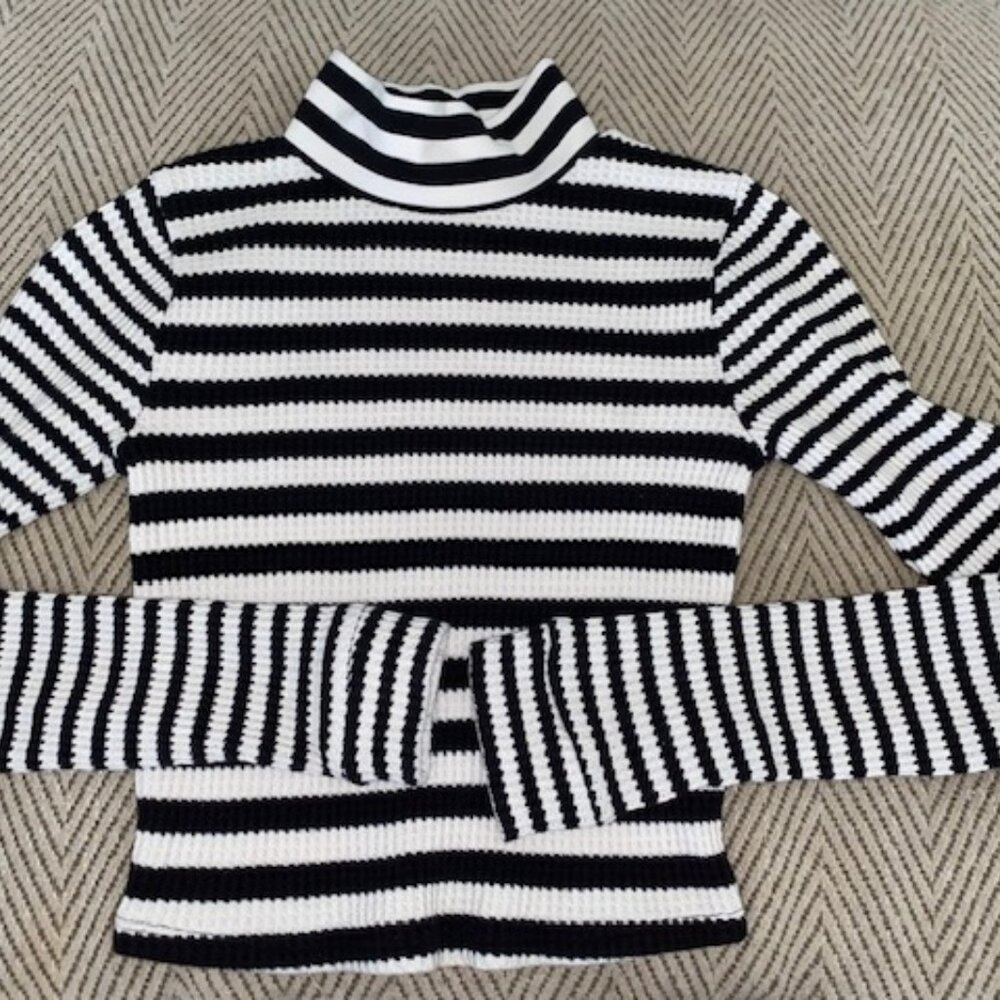Black & White Striped Ribbed Turtleneck Sweater – Size Small Adult
